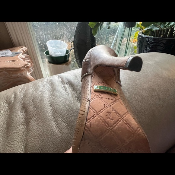 Size6 1/2
Designer L.A.M.B shoe
Very classy peep toe oxford style
Gently worn - Picture 6 of 9